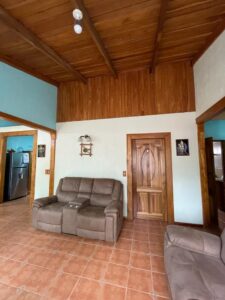 SE VENDE CASA EN ROBLE PUNTARENAS